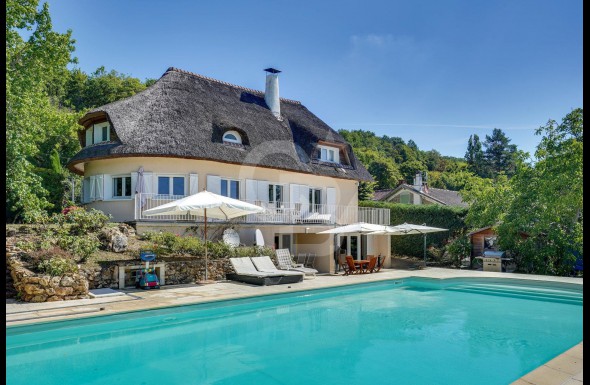 Grande maison rénovée au bord de la Seine avec piscine